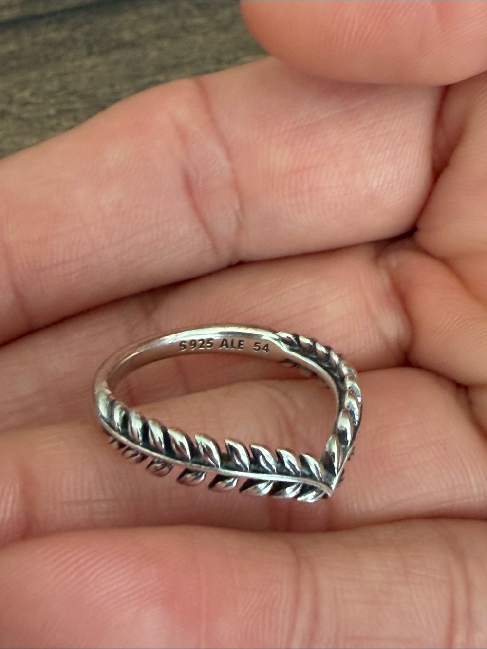 Pandora  V-Shape Leaf Band Ring - Silver - Picture 2 of 3